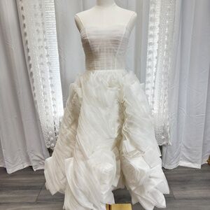 Its Milla Dramatically flowered tulle dress white Corset Size 6 Medium NWOT